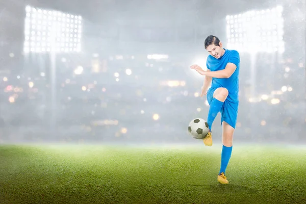 スタジアム フィールド上のボール付きのアクションでハンサムなアジア サッカー選手男 — ストック写真