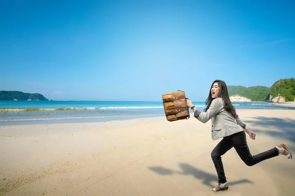 Cheerful Asian Businesswoman Briefcase Going Vacation Beach Free Work — Stock Photo, Image