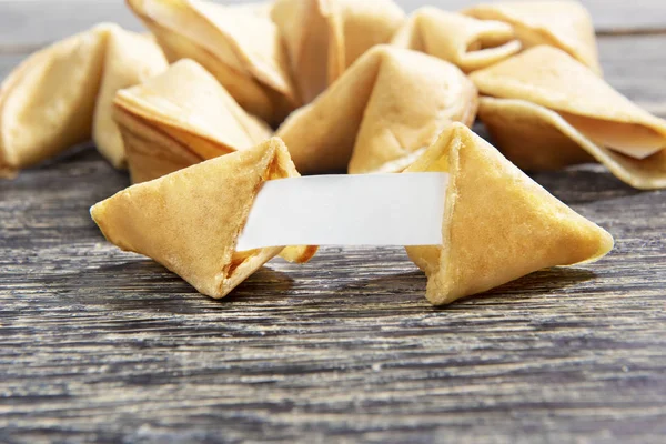 Biscoitos Sorte Com Papel Branco Branco Mesa Madeira — Fotografia de Stock