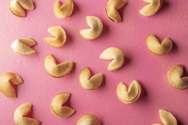 pembe bir arka plan üzerinde Çin fal kurabiyesi