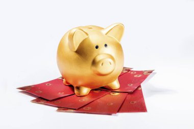 beyaz zemin üzerine kırmızı zarf üzerinde altın kumbara