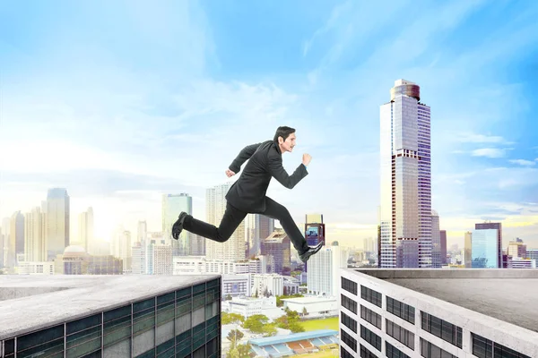 Asiático Empresário Saltando Sobre Construção Lacuna Cidade — Fotografia de Stock