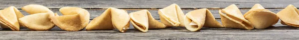 Wiersz Fortune Cookies Drewnianym Stole — Zdjęcie stockowe