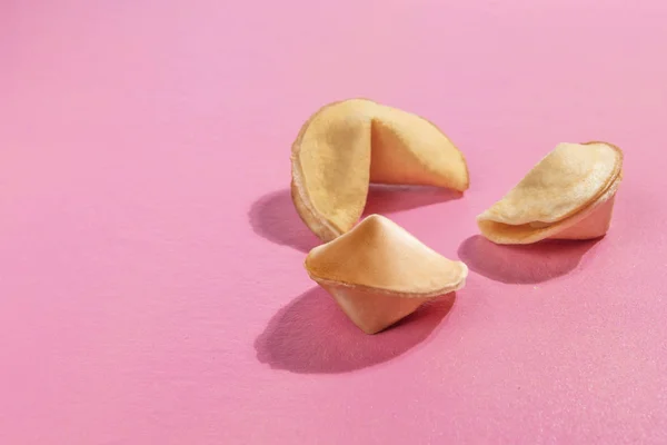 Tres Galletas Fortuna Sobre Fondo Rosa —  Fotos de Stock