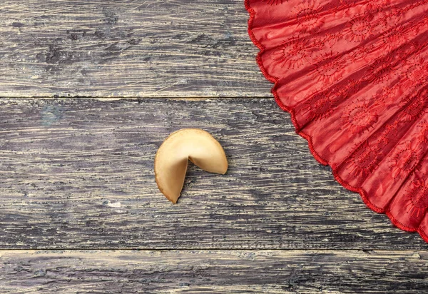 フォーチュン クッキーと木製のテーブルに赤いファン — ストック写真