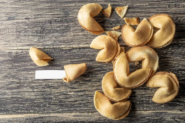 Galletas Fortuna Con Papel Blanco Sobre Mesa Madera —  Fotos de Stock