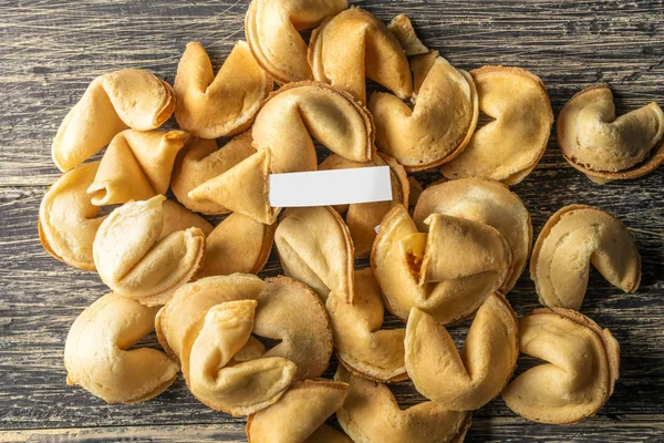 Högen Fortune Cookies Med Blankt Papper Träbord — Stockfoto