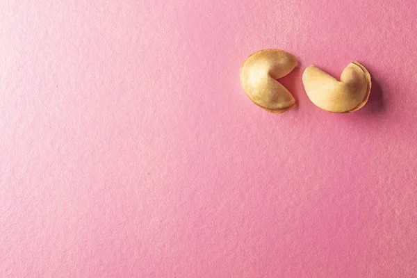 Två Fortune Cookies Rosa Bakgrund — Stockfoto