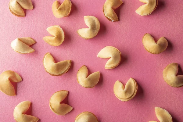 pembe bir arka plan üzerinde Çin fal kurabiyesi