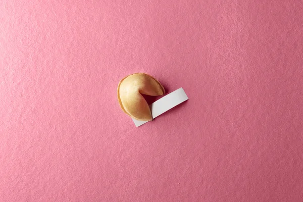 Fortune Cookie Met Blanco Papier Roze Achtergrond — Stockfoto