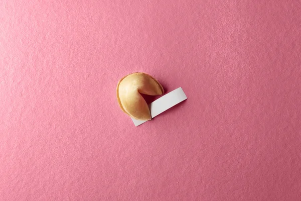 Galleta Fortuna Con Papel Blanco Sobre Fondo Rosa —  Fotos de Stock