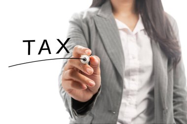 Vergi metin saydam tahtaya yazma marker ile iş kadını. Vergi kavramı