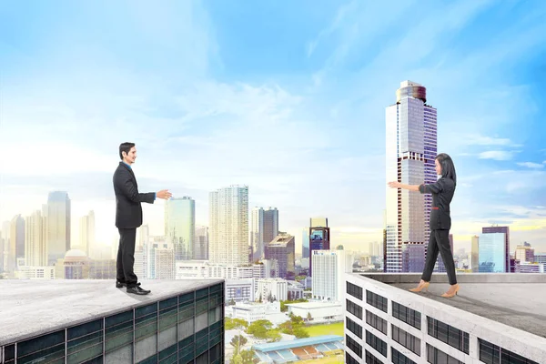 Asiatische Geschäftsleute Stehen Auf Verschiedenen Dächern Mit Stadtansichten Hintergrund — Stockfoto