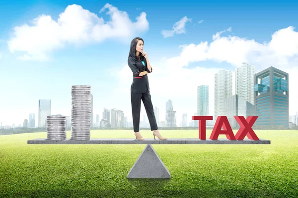 Jovem Mulher Negócios Asiática Equilíbrio Entre Renda Imposto Conceito Impostos — Fotografia de Stock