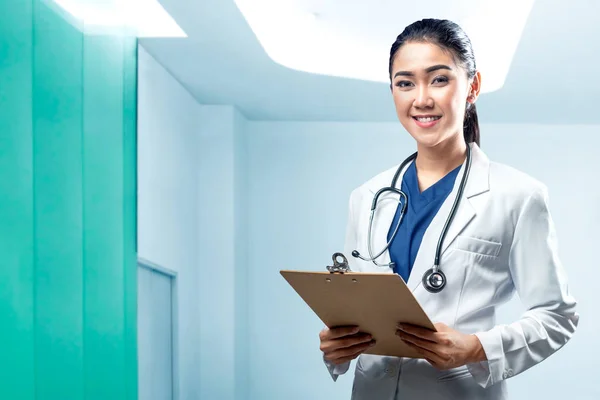 Sorrindo Asiático Feminino Médico Com Casaco Branco Estetoscópio Segurando Prancheta — Fotografia de Stock