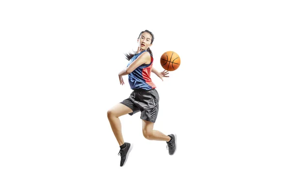 Ziemlich Asiatische Frau Spielen Basketball Isoliert Auf Weißem Hintergrund — Stockfoto