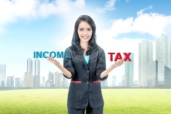 Молода Азіатська Бізнес Леді Балансує Між Доходом Податком — стокове фото