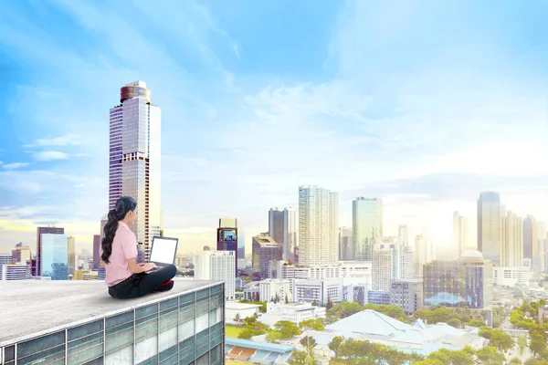 Rückseite Der Asiatischen Geschäftsfrau Die Mit Laptop Auf Dem Dach — Stockfoto