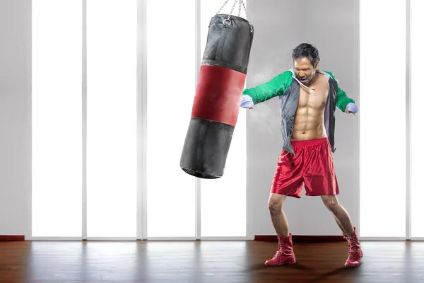 Unga Asiatiska Sportsman Med Boxhandskar Boxningssäck Boxning Gym — Stockfoto