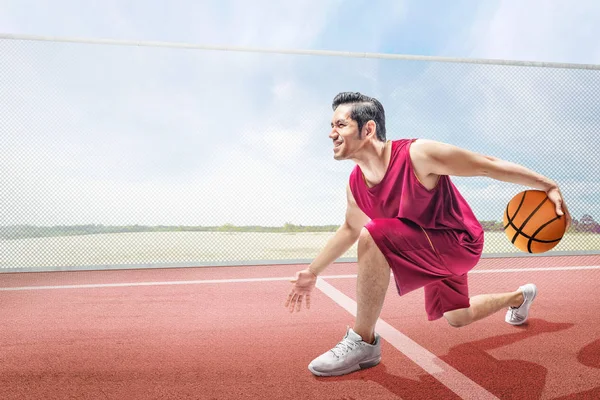 Asiatische Männliche Basketballspieler Auf Basketballplatz — Stockfoto