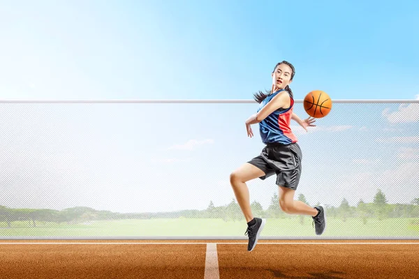 Pemain Basket Wanita Asia Lapangan Basket — Stok Foto