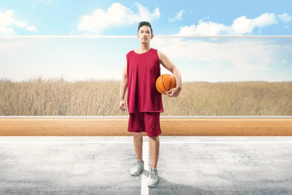 Азіатський Баскетболіст Баскетбольному Майданчику — стокове фото