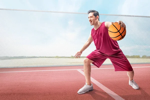 Asiatische Männliche Basketballspieler Auf Basketballplatz — Stockfoto