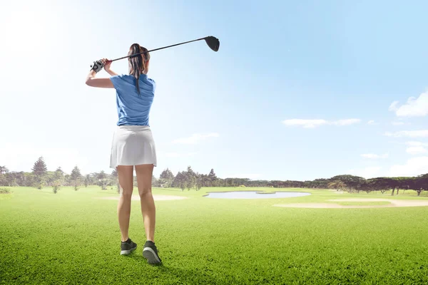 Vue Arrière Joueur Golf Féminin Sur Terrain Golf Vert — Photo