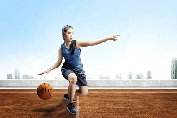 Asiatische Basketballspielerin Auf Basketballplatz — Stockfoto