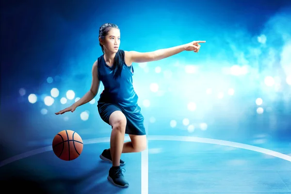 Asiatische Basketballspielerin Auf Basketballplatz — Stockfoto