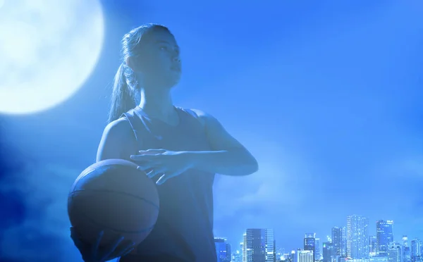 Asiatische Basketballspielerin Mit Stadt Hintergrund — Stockfoto