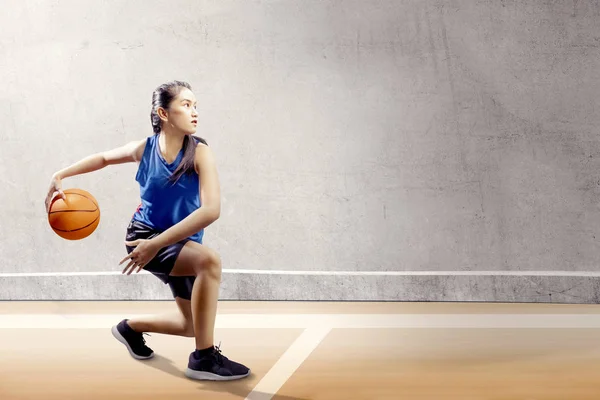 Asiática Jogador Basquete Feminino Quadra Basquete — Fotografia de Stock