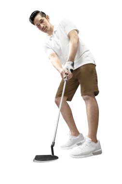 Yakışıklı Asya adam golf oyuncu beyaz arka plan üzerinde izole ayakta deliğe topu koymak için atıcı kulüp salıncak
