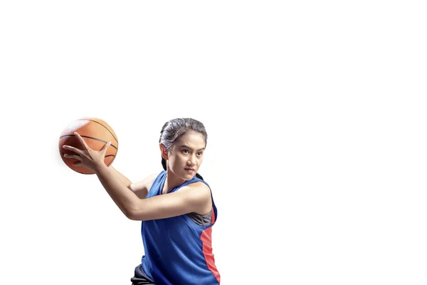 Retrato Menina Asiática Jogador Basquete Defendendo Bola Adversário Isolado Sobre — Fotografia de Stock