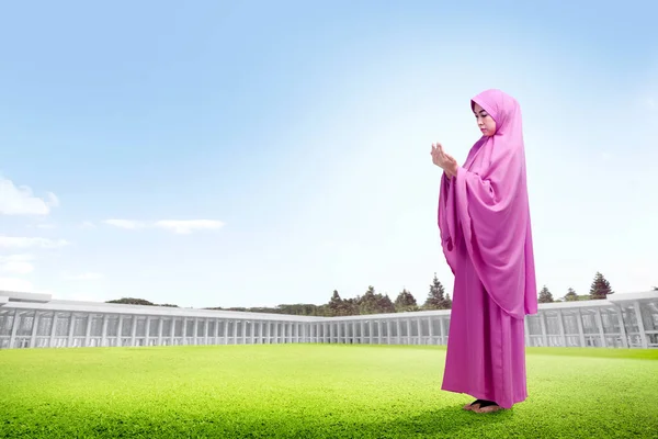 Mooie Aziatische Vrouw Roze Sluier Staande Gras Handen Verhogen Neerkijken — Stockfoto