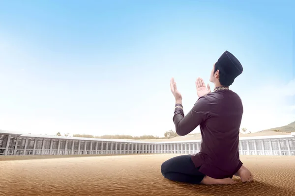 Вид Сзади Азиата Сидящего Молитвенной Позе Пустыню Поднимает Руки Смотрит — стоковое фото