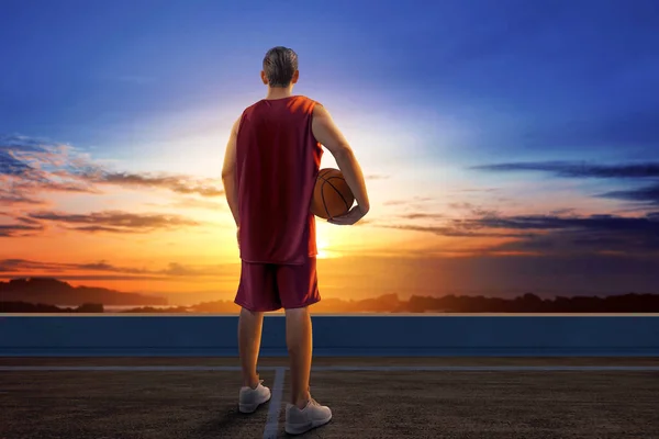 Pandangan Dari Belakang Pemain Bola Basket Asia Yang Memegang Bola — Stok Foto