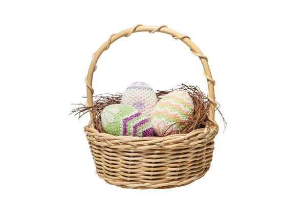 Bunte Ostereier Nest Auf Holzkorb Vor Weißem Hintergrund Frohe Ostern — Stockfoto