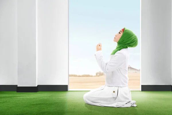 Mooie Aziatische Vrouw Sluier Zitten Biddende Positie Stijging Van Het — Stockfoto