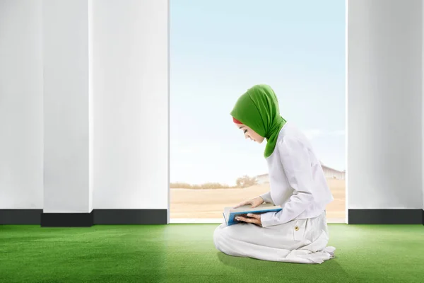 Joven Mujer Asiática Velo Sentado Alfombra Leyendo Coreano Dentro Habitación —  Fotos de Stock