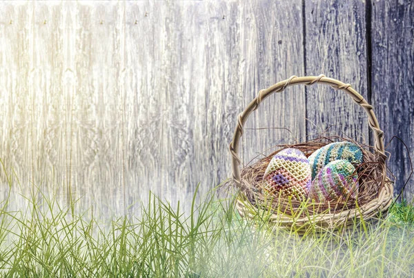 Bunte Ostereier Nest Auf Einem Hölzernen Korb Grünen Gras Mit — Stockfoto