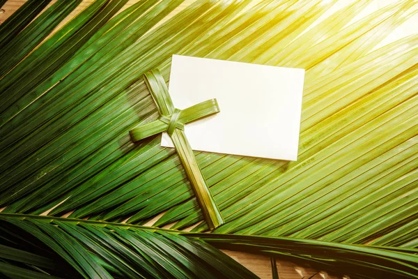 Kruisvorm Van Palmblad Palmtakken Met Wit Blanco Papier Straal Houten — Stockfoto