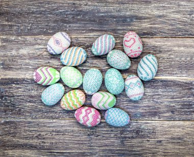 Ahşap masa üzerinde renkli Paskalya yumurtaları. Mutlu Paskalya