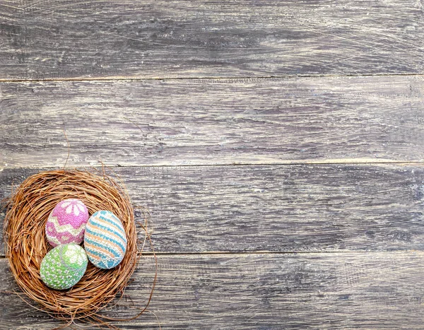 Bunte Ostereier Nest Auf Dem Holztisch Frohe Ostern — Stockfoto