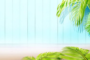 Parlak yüzey ahşap zemin ve palmiye dalları ile mavi ahşap duvar arka plan