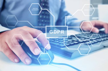 Sanal ekran üzerinde Gdpr koruma yapısı ile masa üzerinde fare ve klavye ile çalışma iş adamı. Siber Güvenlik ve gizlilik. Genel veri koruma Yönetmeliği (Gdpr) kavramı