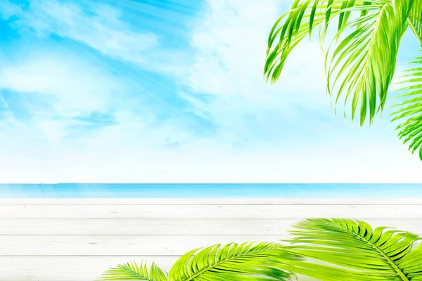 Drewniany Stół Zielone Palmy Widokiem Ocean Niebieski Tle Błękitnego Nieba — Zdjęcie stockowe