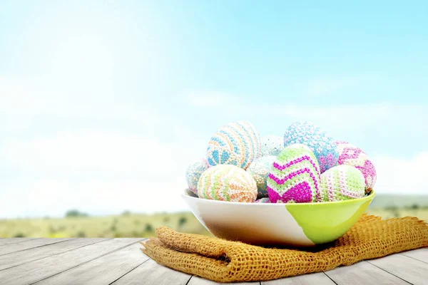 Kleurrijke Paaseieren Kom Met Stof Mat Houten Tafel Met Landschappen — Stockfoto