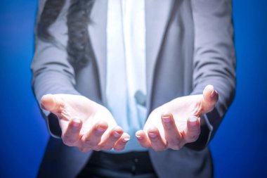 Gösterilen veya yolculuk tutarak açık hurma ile duran iş kadın