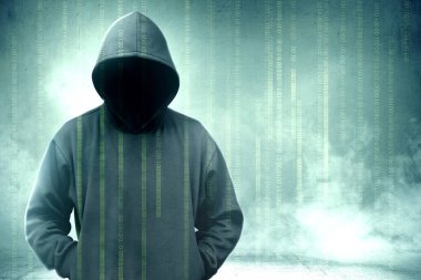 Hacker siyah hoodie ayakta sanal scre ikili kodu içeren